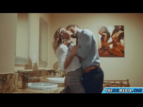 ❤️ Cando unha loura tetona seduce nun baño público ❤ Porno fb en nós ❌️